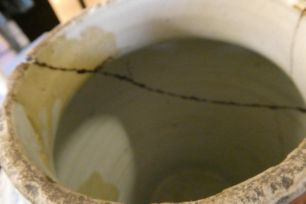 A CHINESE PORCELAIN FAMILLE VERTE VASE of flared rounded cylindrical form Image