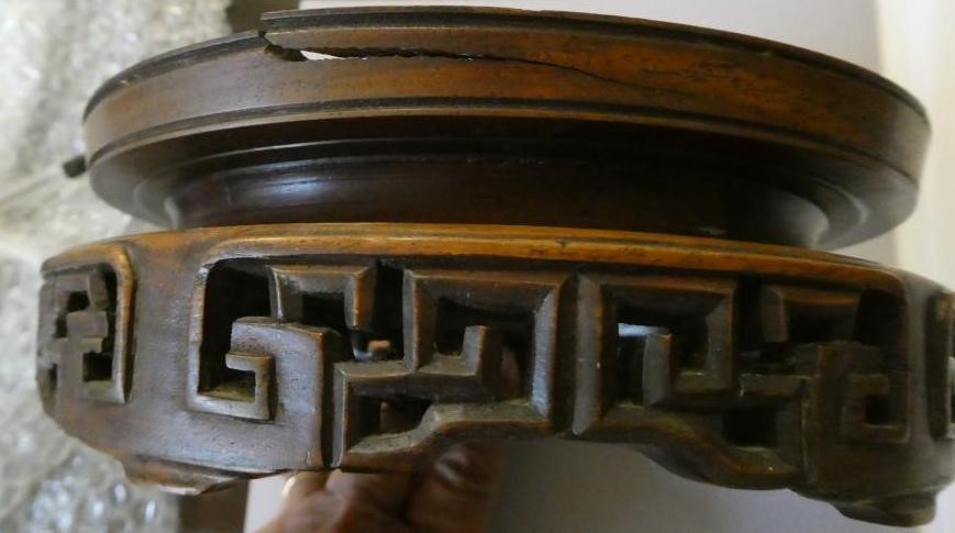 A CHINESE PORCELAIN FAMILLE VERTE VASE of flared rounded cylindrical form Image