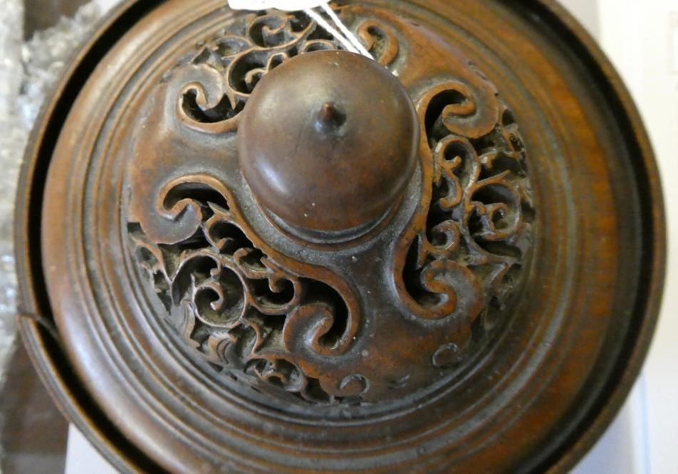 A CHINESE PORCELAIN FAMILLE VERTE VASE of flared rounded cylindrical form Image