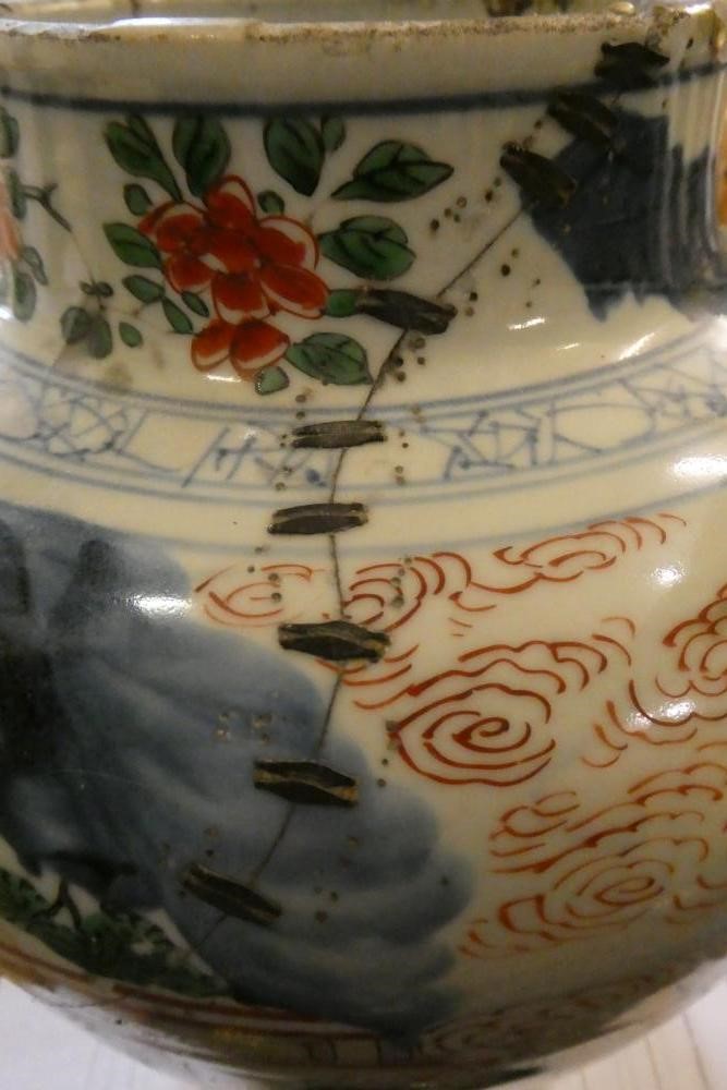 A CHINESE PORCELAIN FAMILLE VERTE VASE of flared rounded cylindrical form Image