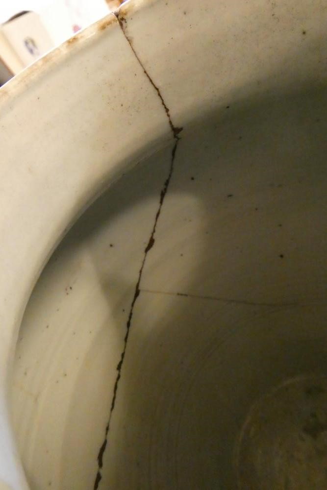 A CHINESE PORCELAIN FAMILLE VERTE VASE of flared rounded cylindrical form Image