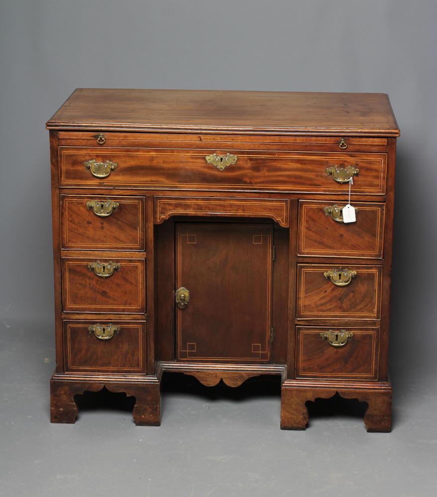 A GEORGIAN MAHOGANY AND STRING INLAID KNEEHOLE DRESSING TABLE Image