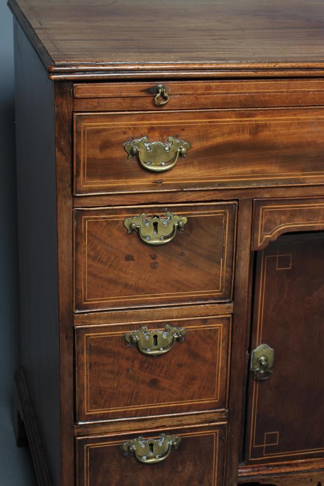 A GEORGIAN MAHOGANY AND STRING INLAID KNEEHOLE DRESSING TABLE Image