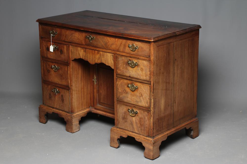 A GEORGIAN MAHOGANY KNEEHOLE DRESSING TABLE Image