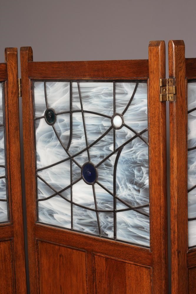 AN OAK THREE FOLD PANELLED ROOM SCREEN Image