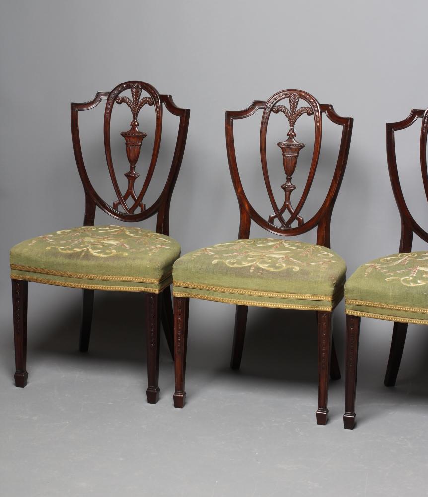 A SET OF SIX MAHOGANY DINING CHAIRS Image