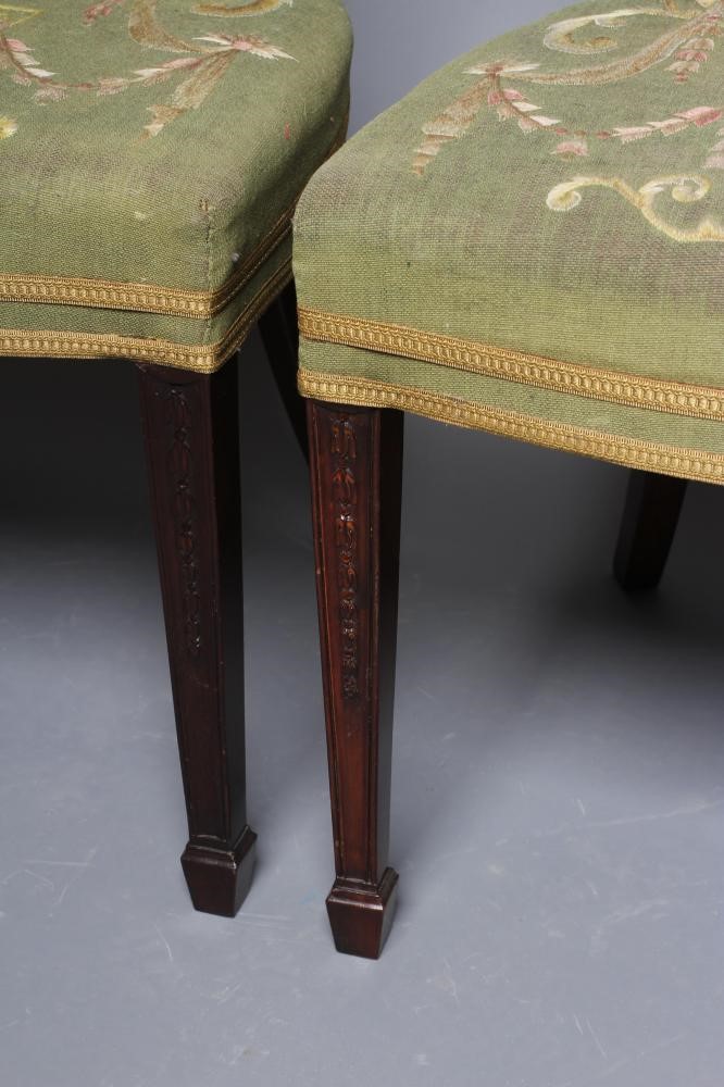 A SET OF SIX MAHOGANY DINING CHAIRS Image