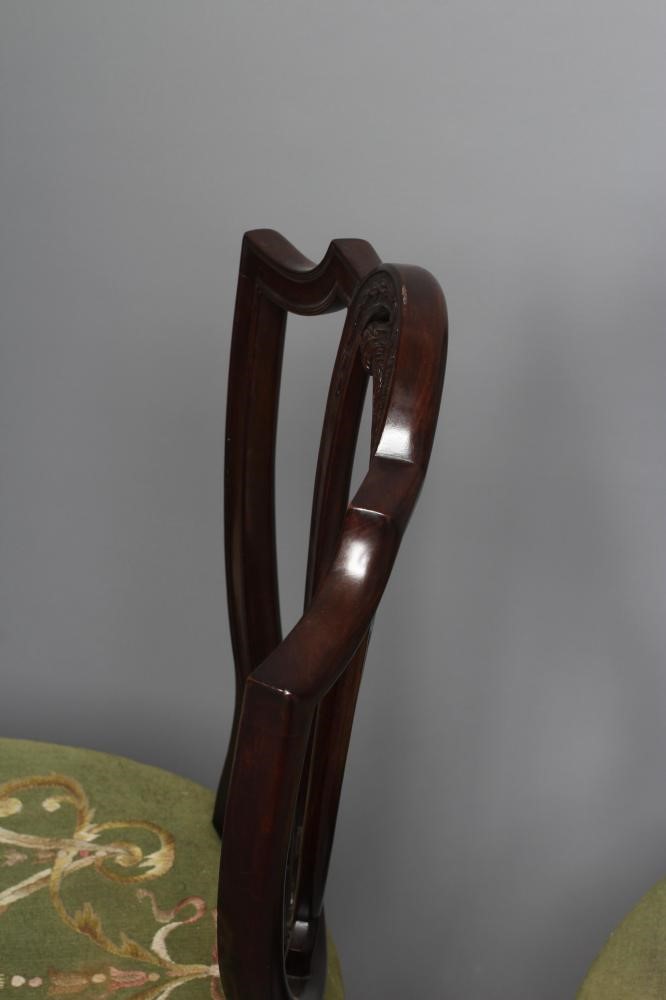 A SET OF SIX MAHOGANY DINING CHAIRS Image