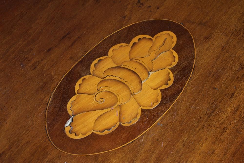 A GEORGIAN MAHOGANY SIDE TABLE Image