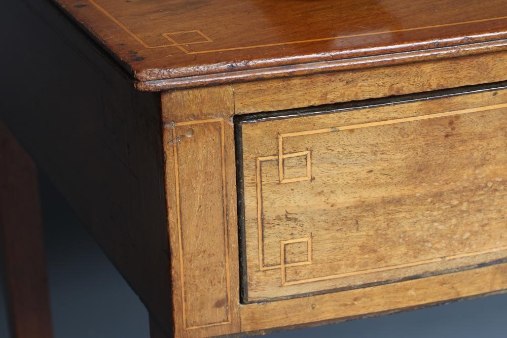 A GEORGIAN MAHOGANY SIDE TABLE Image
