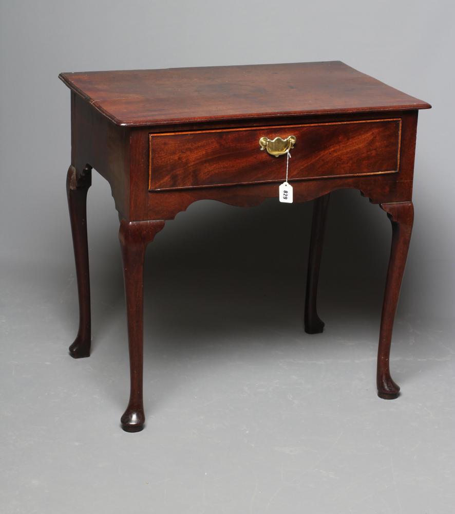 A GEORGIAN MAHOGANY SIDE TABLE Image