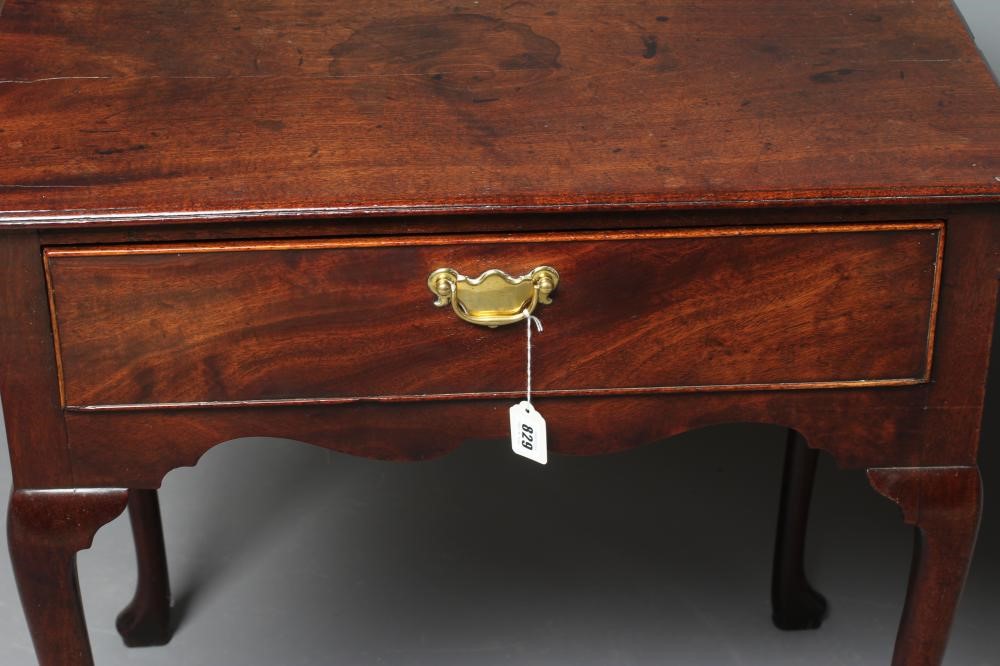 A GEORGIAN MAHOGANY SIDE TABLE Image