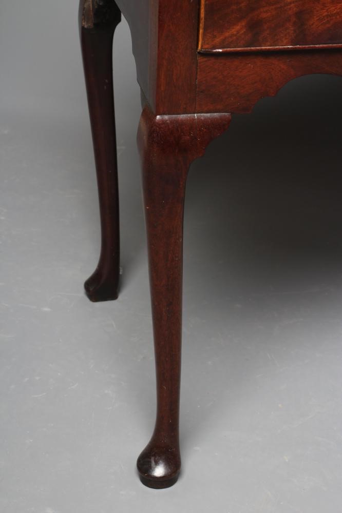 A GEORGIAN MAHOGANY SIDE TABLE Image
