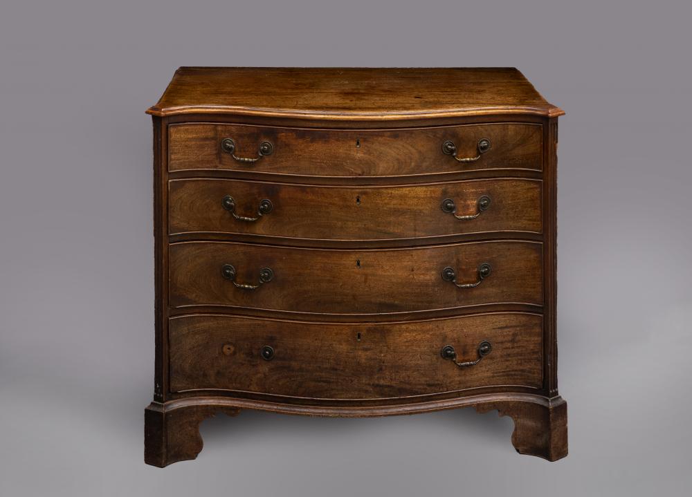 A GEORGIAN MAHOGANY SERPENTINE CHEST Image