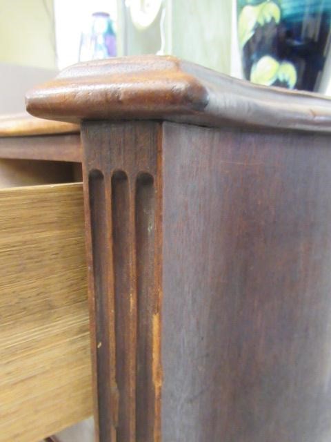 A GEORGIAN MAHOGANY SERPENTINE CHEST Image