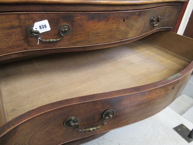 A GEORGIAN MAHOGANY SERPENTINE CHEST Image