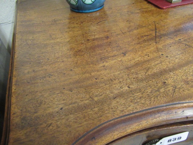 A GEORGIAN MAHOGANY SERPENTINE CHEST Image