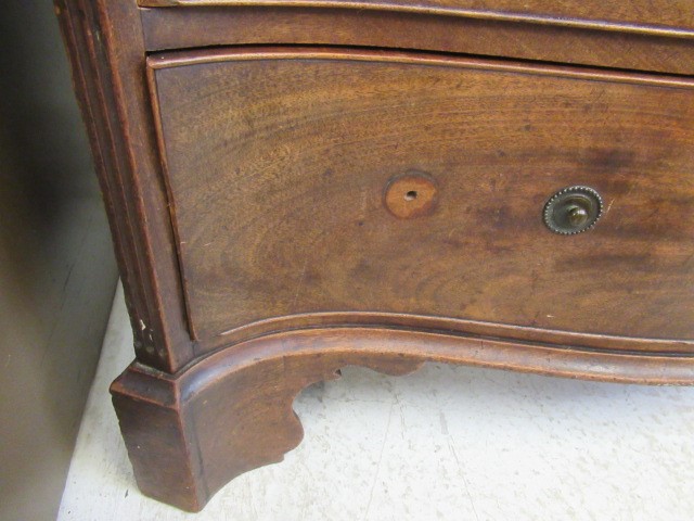 A GEORGIAN MAHOGANY SERPENTINE CHEST Image