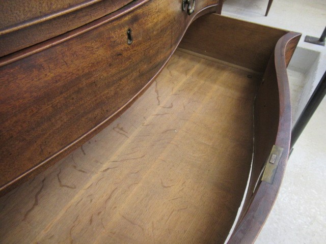 A GEORGIAN MAHOGANY SERPENTINE CHEST Image