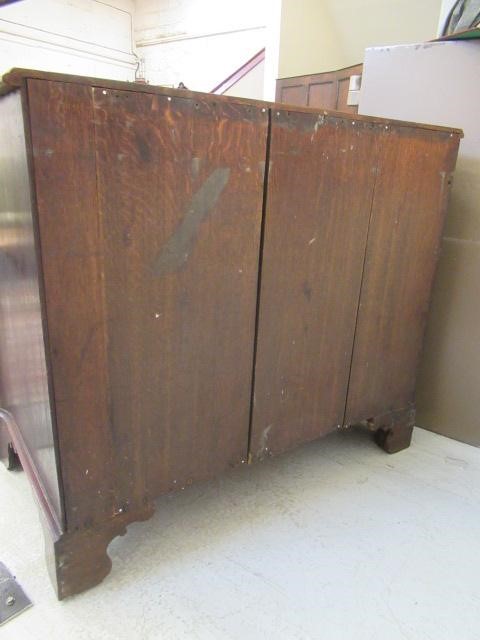 A GEORGIAN MAHOGANY SERPENTINE CHEST Image