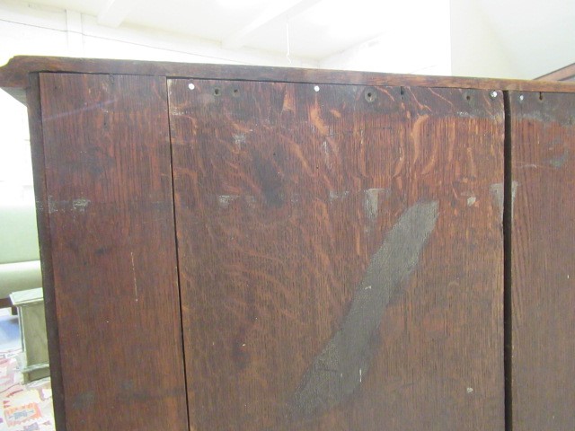 A GEORGIAN MAHOGANY SERPENTINE CHEST Image