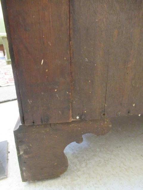 A GEORGIAN MAHOGANY SERPENTINE CHEST Image