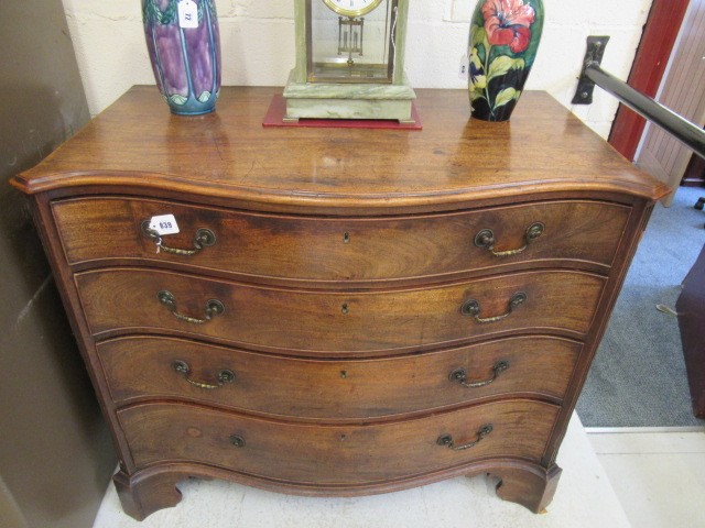 A GEORGIAN MAHOGANY SERPENTINE CHEST Image