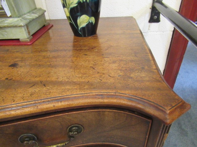 A GEORGIAN MAHOGANY SERPENTINE CHEST Image