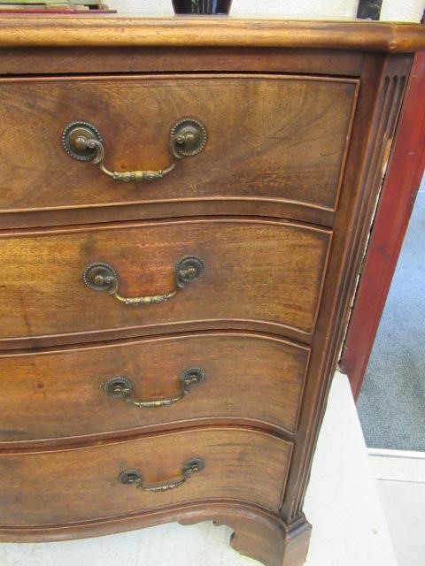 A GEORGIAN MAHOGANY SERPENTINE CHEST Image