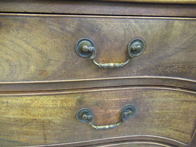 A GEORGIAN MAHOGANY SERPENTINE CHEST Image