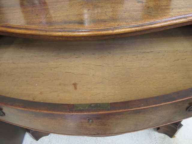 A GEORGIAN MAHOGANY SERPENTINE CHEST Image