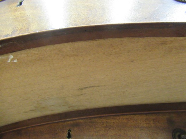 A GEORGIAN MAHOGANY SERPENTINE CHEST Image