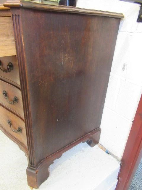 A GEORGIAN MAHOGANY SERPENTINE CHEST Image