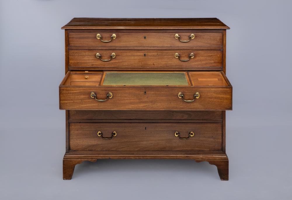 A GEORGIAN MAHOGANY SECRETAIRE CHEST Image