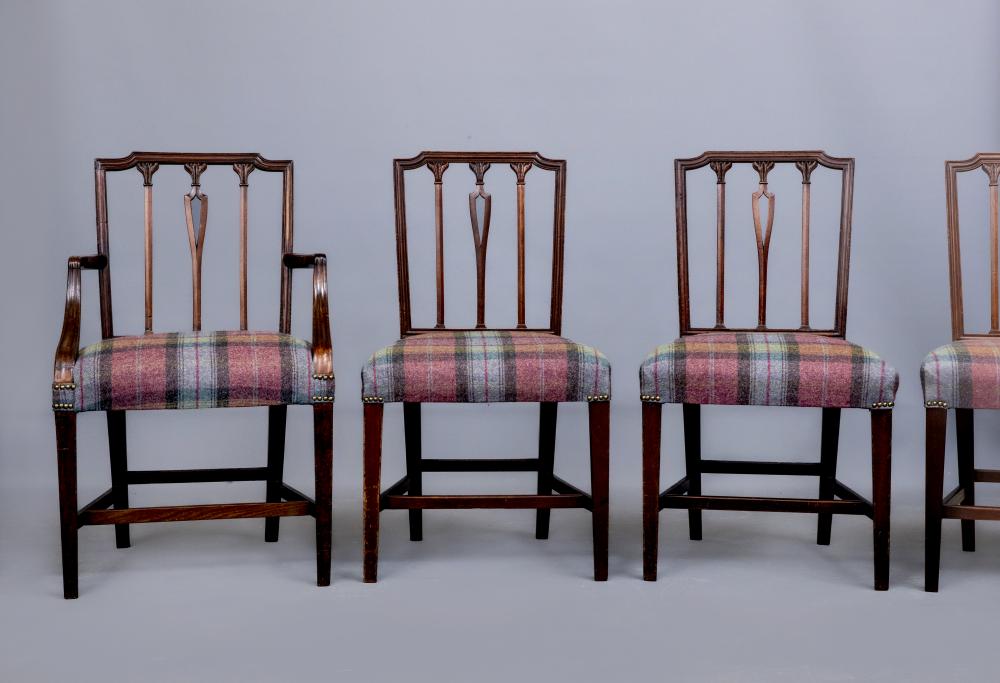 A SET OF EIGHT GEORGIAN MAHOGANY DINING CHAIRS (6+2) Image