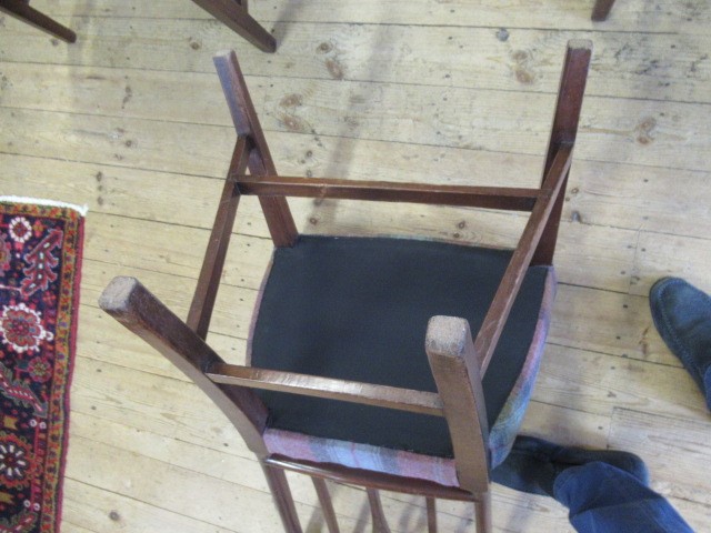 A SET OF EIGHT GEORGIAN MAHOGANY DINING CHAIRS (6+2) Image