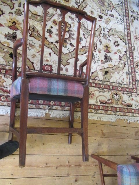 A SET OF EIGHT GEORGIAN MAHOGANY DINING CHAIRS (6+2) Image