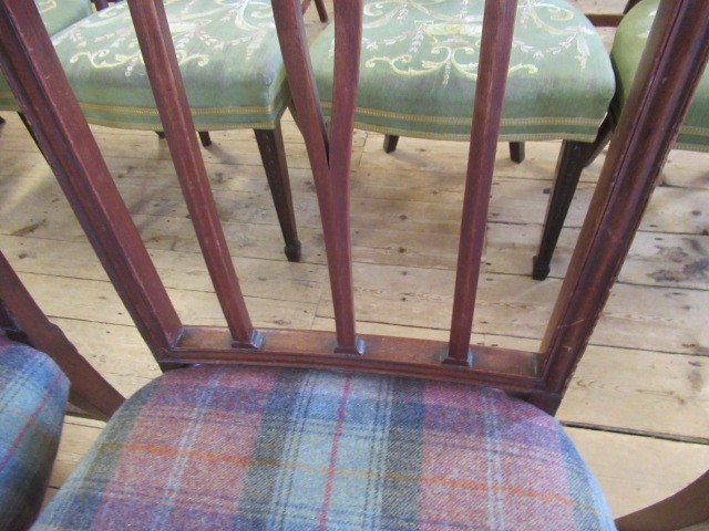 A SET OF EIGHT GEORGIAN MAHOGANY DINING CHAIRS (6+2) Image