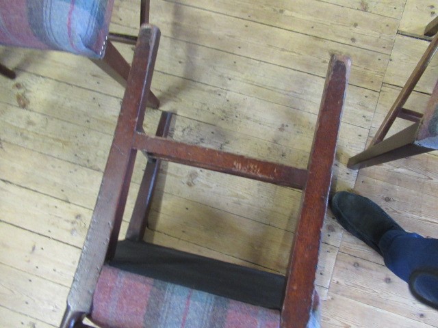 A SET OF EIGHT GEORGIAN MAHOGANY DINING CHAIRS (6+2) Image