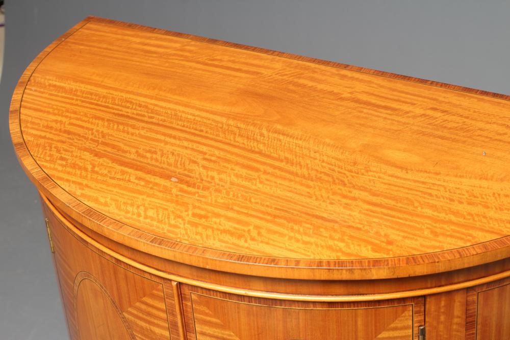 A SATINWOOD COMMODE Image