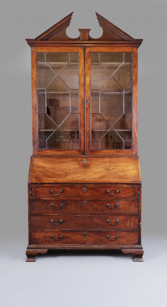 A GEORGIAN MAHOGANY BUREAU BOOKCASE Image