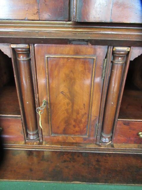 A GEORGIAN MAHOGANY BUREAU BOOKCASE Image