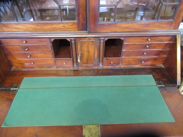 A GEORGIAN MAHOGANY BUREAU BOOKCASE Image