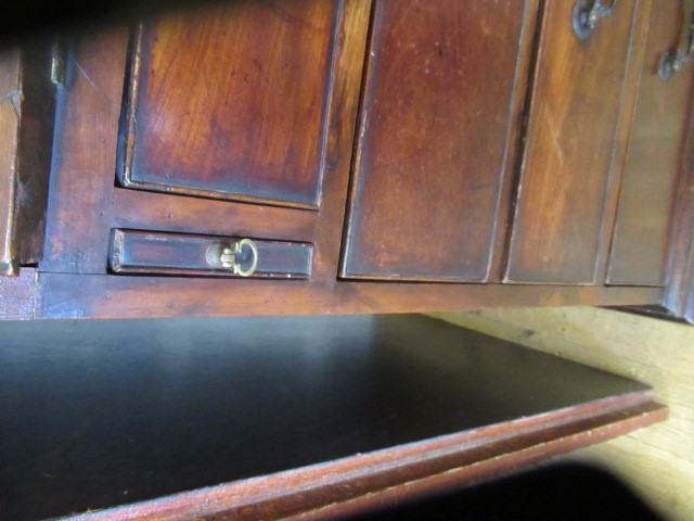 A GEORGIAN MAHOGANY BUREAU BOOKCASE Image