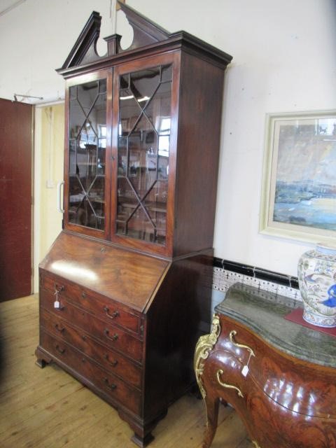 A GEORGIAN MAHOGANY BUREAU BOOKCASE Image
