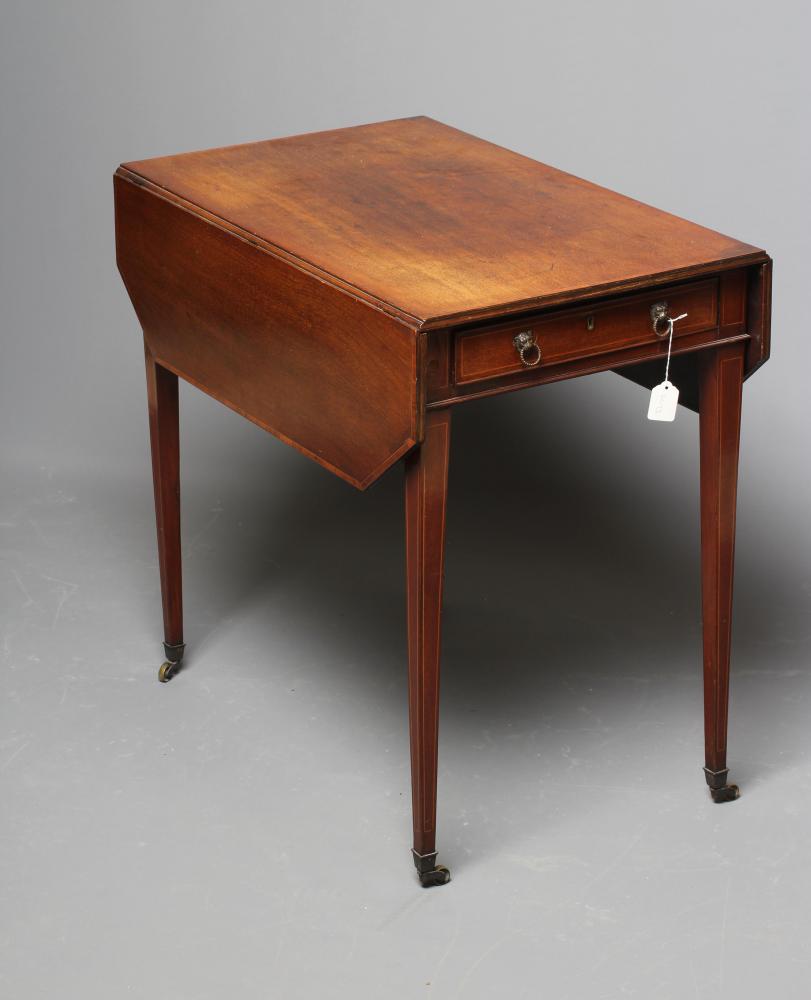 A GEORGIAN MAHOGANY PEMBROKE TABLE Image