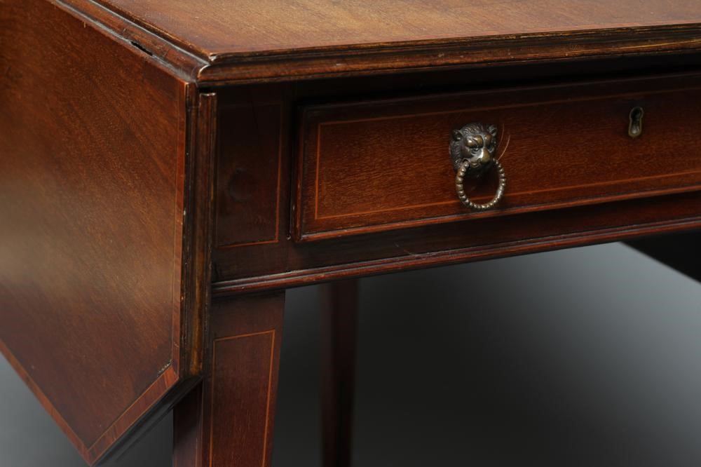 A GEORGIAN MAHOGANY PEMBROKE TABLE Image