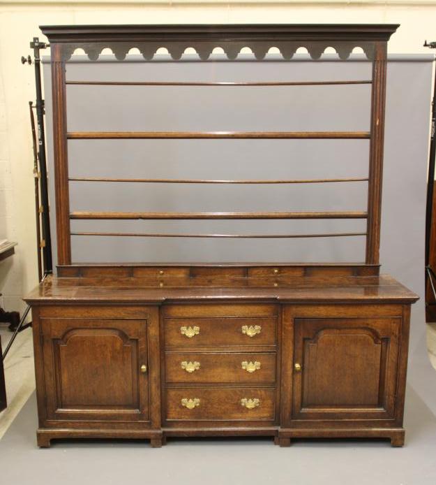 A GEORGIAN OAK ENCLOSED DRESSER Image