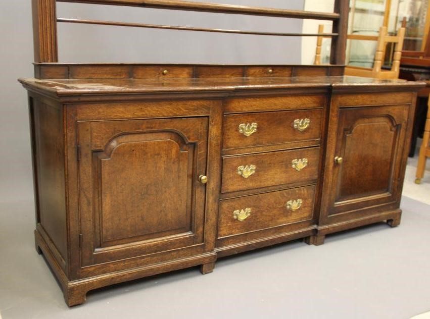A GEORGIAN OAK ENCLOSED DRESSER Image