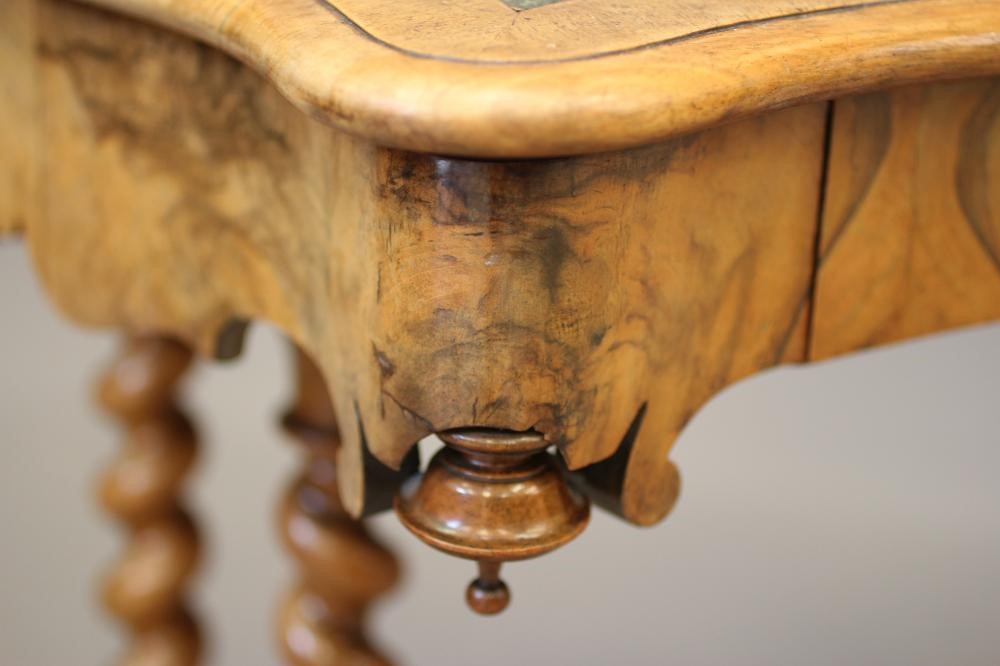 A VICTORIAN WALNUT LIBRARY TABLE Image